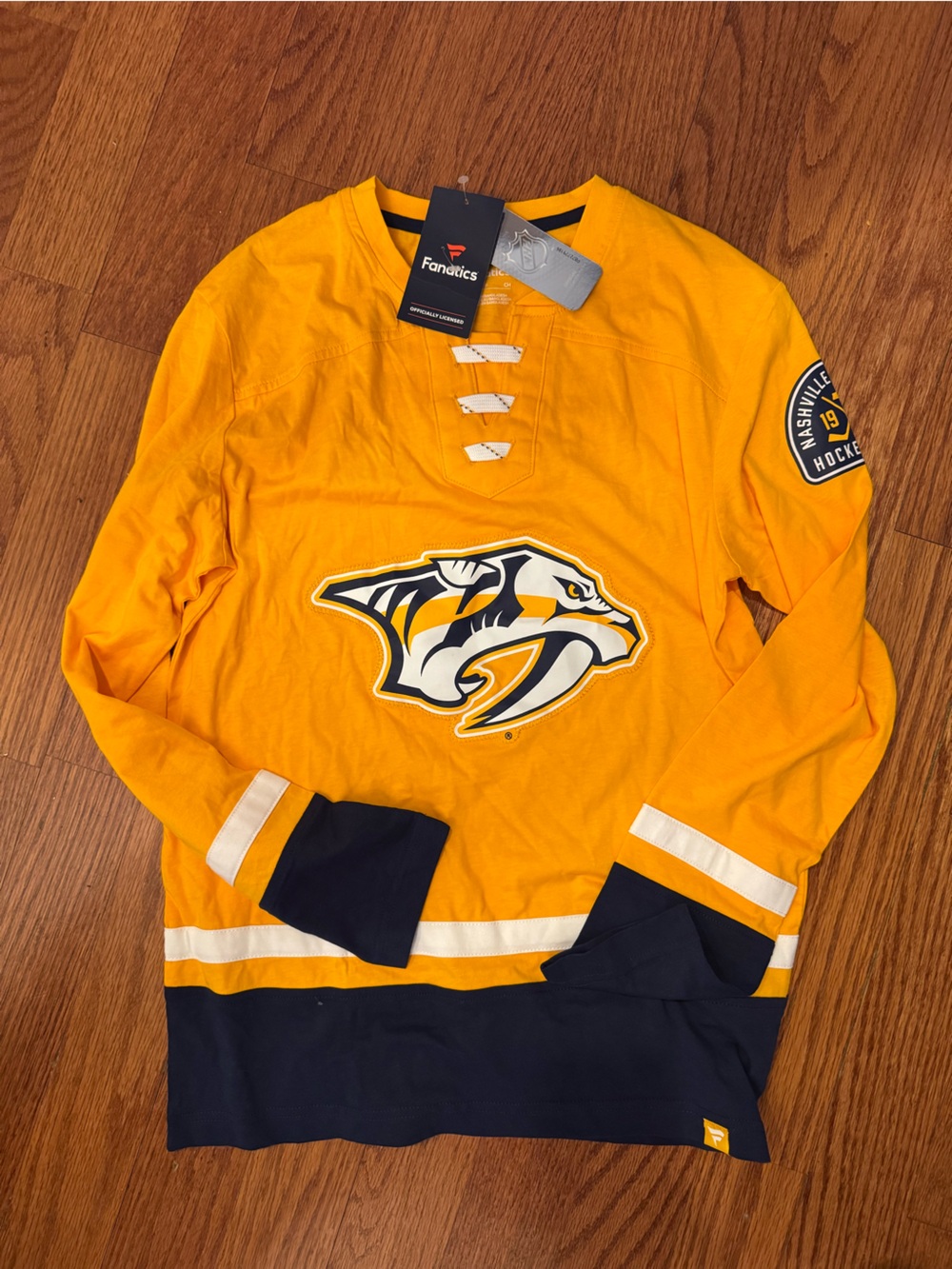 Nashville predators NWT Fanatics Gold and White Hockey T-shirt pullover